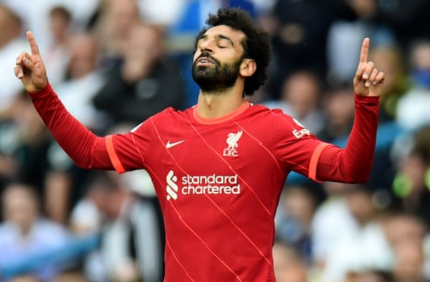 足球评论界风波：卡拉格与费迪南德社交媒体“论战”