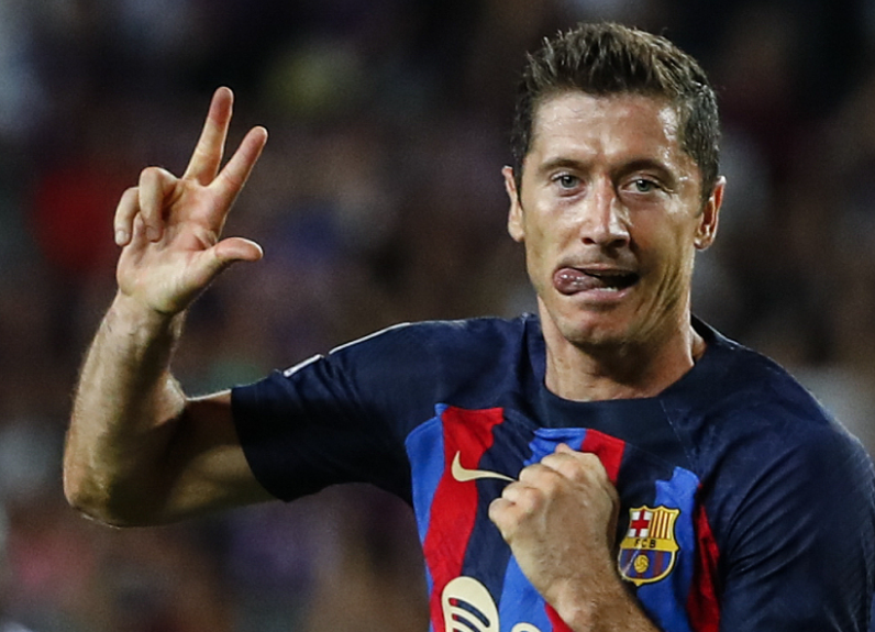 莱万职业生涯关键节点：续约、挑战与未来抉择