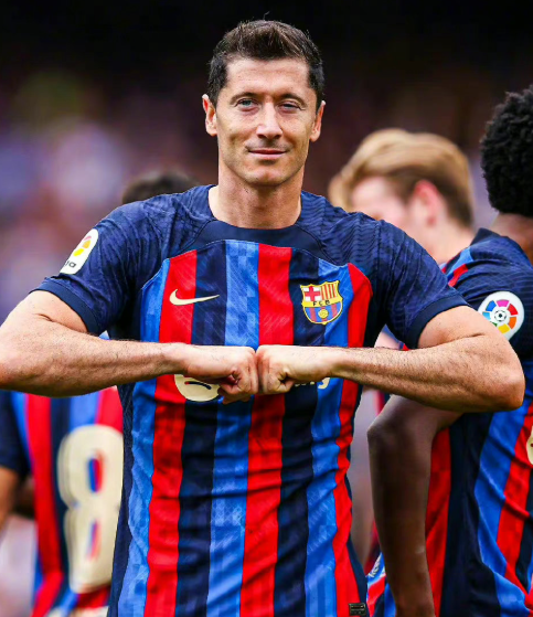 莱万职业生涯关键节点：续约、挑战与未来抉择