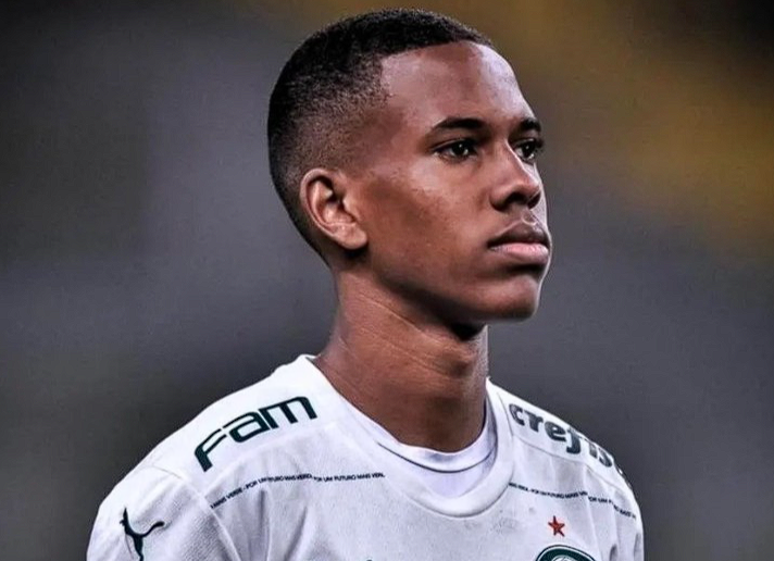 埃斯特旺“飞吻事件”：赛场情绪的别样演绎